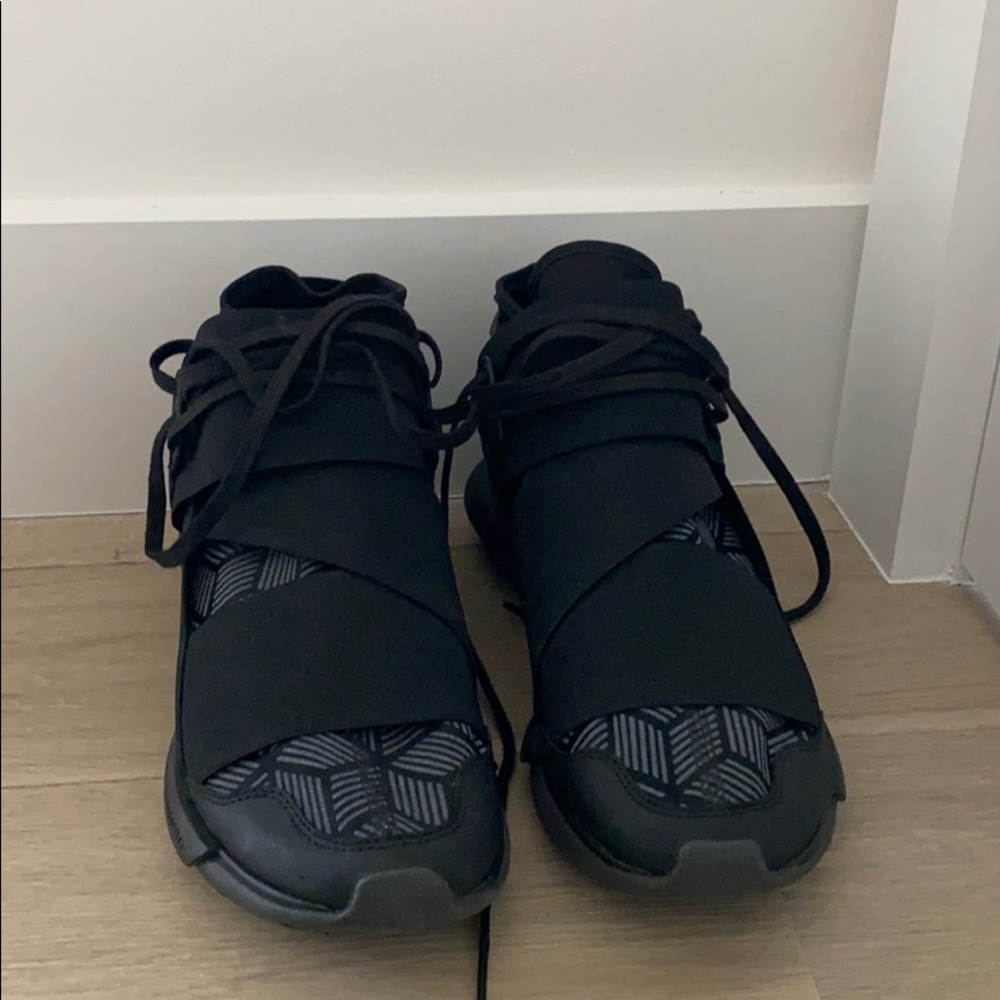 Y-3 men’s black sneaks